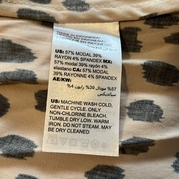 Chicos ladies blouse Size 2 tan with black print. Button up front NWT - Picture 4 of 5